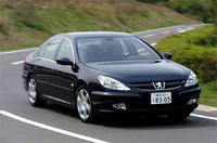 607のサスペンションは、電子制御可変ダンピングシステムを採用した。「オート」と「スポーツ」2つのモードがあり、「オート」は9種類の異なるダンピング設定の中から、走行条件に応じて最適な設定を自動選択。「スポーツ」モードの場合は、そのなかでもっとも硬いセッティングとなる。