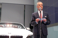 スピーチをするBMWジャパンのヘスス・コルドバ社長。
