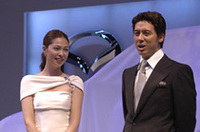 
	【写真上】「ベリーサ」のイメージキャラクターは、写真家の桐島ローランド（写真右）と、モデルの川原亜矢子（中央）。左にいるのは、マツダの井巻久一社長兼CEO
	 