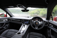 レザーとアルカンターラに囲まれた「パナメーラGTS」のインテリア。シートの中央部や前席のアームレスト、ルーフライニングなどがアルカンターラ仕上げとなる。ステアリングホイールには合金製のシフトパドルが備わる。