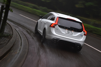 
    雨の中を走る「V60 T6 AWD R-DESIGN」。駆動方式は4WDである。
    