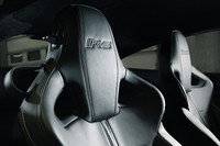 肩の部分が大きく張り出したホールド性の高い「パフォーマンスシート」は標準装備。16ウェイ調整機能、メモリー機能、ヒーター機能も備わる。