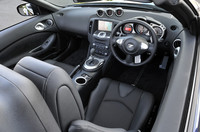 「バージョンST」のインテリアはクーペとロードスターで違いはない。本革巻きのステアリングホイール、シフトノブ、パーキングブレーキレバーのほか、AT仕様にはパドルシフトが装備される。