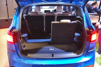 荷室側から見た室内。2列目、3列目のシートを前倒しすることで積載スペースを拡大できる。