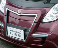 「グリルメッキモール」（写真）を追加。アウディ車を思わせる（？）銀縁グリルで、さらなる個性を主張する。