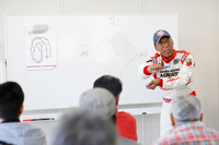 ジムカーナコースの説明をする福山さん。コースが気になる方は写真をクリックし、白板に張られているコース図を確認してください。