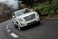 「エスカレード」は路面の状態を感知して減衰力を調整する磁性流体ダンパーを装備しており、走行モードは「スポーツ」「ツーリング」の2種類から選択できる。
    