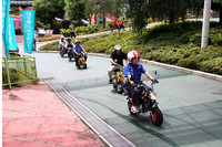 高橋国光氏を先頭に園内をパレード。2番目を走る長谷見昌弘氏が跨がるのは、彼が所有する1969年式Z50A。かつて新車で購入したのと同じモデルを最近になって入手し、レストアしたそうだが、新車と見まごう出来だった。