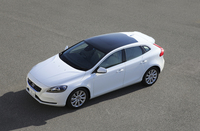 往年の「P1800」を思わせるリアドア上部のフックラインなど、「V40」にはボルボの伝統的なデザインも生かされている。