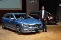 2014年モデルの「V60」「XC60」と、ボルボ・カー・コーポレーション シニアセーフティマネージャーのヤン・イバーソン氏。
    