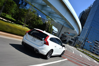 ボルボV60 T4 R-DESIGNプラス（FF/6AT）／S60ラグジュアリー エディション（FF/6AT）【試乗記】の画像