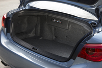 荷室の容量は400リッター。トランクスルーはできない。写真の奥に見える注意書きは、ゴルフバッグを4個積み込む際の“上手な積み方”を示すもの。
    