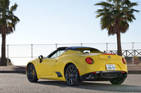 スポーツカー「アルファ・ロメオ4C」のオープンバージョン「4Cスパイダー」。日本国内では、2015年11月に発売された。