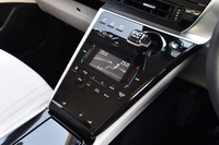 センターコンソールには、シフトレバーやエアコンの操作スイッチがレイアウトされる。温度調節の操作は、指でなぞるタイプの静電式。
    