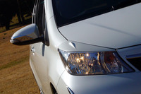 表情をシャープに見せる「ヘッドランプカバー」装着例。