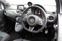 「595コンペティツィオーネ」のインストゥルメントパネルまわり。シングルクラッチ式のトランスミッションは、センターコンソールのスイッチで操作する。