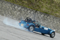 リアタイヤから白煙を上げて走る「ケータハム・セブン160」。軽自動車のエンジンでも、こんな走りができるのかとびっくり。