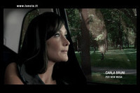 サルコジ大統領夫人、ランチアのCMで「リムジンを葬る」　の画像