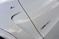 前ホイールアーチの後方には、最近のBMW車に順次採用されている空力デザイン処理「エア・ブリーザー」が設けられている。