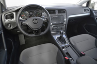 装備は充実しており、「ディスカバープロ」ナビゲーション、オートエアコン、パーキング冷暖房システム、熱線入りウインドシールド、本革巻きステアリングなどが標準で備わる。