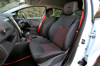 シート表皮はファブリックのみ。カラーリングも「ダークカーボン」（写真）に限定される。