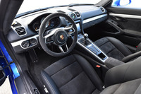 「ケイマンGT4」のインテリア。「ケイマンGTS」のものより10mm小さな、360mm径のスポーツステアリングホイールが装備されている。