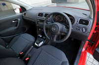 メーターは、クロームベゼルで縁取られたホワイトイルミネーション。スイッチ類もクローム処理により質感が高められた。