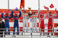 GT500クラス表彰式。右から、2位RAYBRIG NSX（ドミニク・シュワガー／細川慎弥組）、優勝のARTA NSX（伊藤大輔／ラルフ・ファーマン組）、3位No.22 MOTUL AUTECH Z（ミハエル・クルム／松田次生組）。