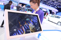 ディスプレイを見ると、先ほど乗り込んだ女性4人が、楽しげに歌い始めた。「ザ・ヤリスハイブリッド カラオケ・テストドライブ」の模様は、すでに続々と『YouTube』で公開されている。