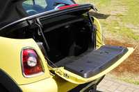 リアリッドが下方に開くことで荷物が積みやすくなる、イージーロードシステムと呼ばれる仕組み。ここには80kgまでの荷物を置くこともできる。大きな荷物を積む際には、ルーフの後端を35度持ち上げて開口部を広くすることができる。ルーフを開いた状態の荷室容量は、先代より5リッター大きい125リッター。