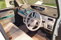 インテリアの様子。センターメーターを採用するなどして、良好な前方視界を確保した。