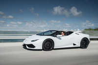 動力性能は0-100km/h加速が3.4秒、0-200km/hが10.2秒、最高速が324km/h。