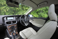 「V40 D4 SE」のインテリア。テスト車にはオプションの本革シートが採用されていた。
    