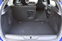 荷室の様子。スキーホールが設けられた後席は、6：4の分割可倒式となっている。