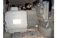 3列目シートは、後部にある赤いヒモを引っ張るとシートバックが倒れ、その後全体を跳ね上げられるワンタッチ。