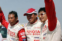 オートクラスで完走した日本人の池町佳生（中央）と浅賀敏則（左）。池町は市販車クラスで準優勝（総合22位）