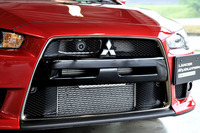 フロントグリルの周囲を取り囲むモールがダーククロムメッキになるのが「ファイナル」の特徴。また、バンパーのセンター部が光沢のあるグロスブラックとなる。