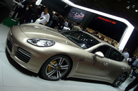 今回が世界初公開となる「パナメーラ ターボSエグゼクティブ」。
    