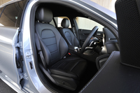 サイドサポートが強化されたスポーツシートが装着される。