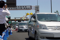 多くの報道陣が集まる中、先陣を切ってパレードランが行われた。当日、シャトルバスも用意され、一般客の希望者も参加できた。