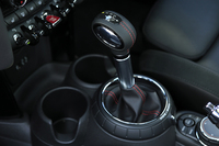 「MINI 5ドア」のトランスミッションはグレードを問わず6段ATのみの設定。MTを選ぶことはできない。