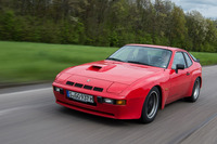 「924ターボ」をもとにグループ4用のホモロゲーションモデルとして開発された「924カレラGT」。フロントのエアインテークとオーバーフェンダーが目を引く。