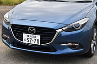 マイナーチェンジを機に小変更が施されたフロントまわり。グリル下側のめっきリムがより太くなり、エンブレムの位置も変更された。