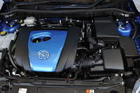 圧縮比「12.0」のSKYACTIV-G 2.0エンジン。全域で現行2リッター直噴エンジンよりもトルクアップしたほか、現行エンジンの150psを上回る154psの最高出力を発生する。0-100km/hや0-120km/h等の加速性能は社内で計測したところ、7〜22％の向上を見たということから、エコだけでなく「Zoom-Zoom」も狙ったエンジンだということがわかる。