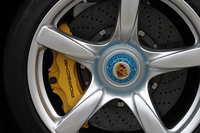 フロント19インチ／リア20インチの、鍛造マグネシウムホイールの奥に見えるのは、PCCB（ポルシェセラミックコンポジットブレーキ）。911GT3に装備されるものより大型となる。