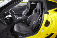 座面や背もたれにスエード調素材を用いた「コンペティションスポーツバケットシート」。