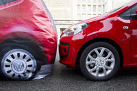 赤外線レーザーで前方の状況をモニタリングし、追突が予測される場面で自動ブレーキを作動する「シティーエマージェンシーブレーキング」機能が同クラスで初めて採用された。