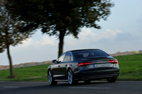 「S8」のリアビュー。4本出しのマフラーが目印。
    