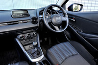 「15MB」の室内装備はガソリンモデルのベースグレード「13C」に準じる。エアコンはマニュアルとなり、センターディスプレイはオーディオディスプレイとなるなど簡素化されている。