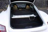 【テスト車ケイマンのオプション装備】

スポーツパッケージ：6MT+PASM＝33万5000円／バイキセノンヘッドライト＝16万5000円／レザースポーツシート＝6.0万円／ショートシフター＝9万5000円／ヒーテッドシート＝7.0万円／19インチ・カレラクラシックホイール＝52.0万円／グレーバンドフロントウインドウ＝1万5000円／ラゲッジパーティション＝4万5000円／スポーツクロノパッケージ＝13万5000円